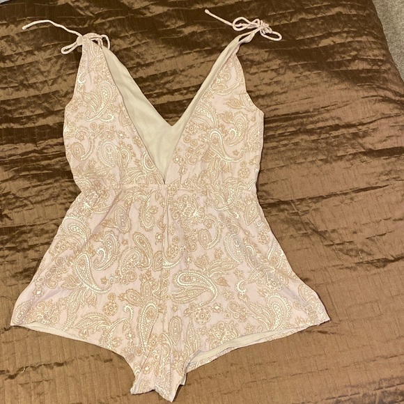 Tobi Stella paisley soft print deep V neck romper - Picture 3 of 5